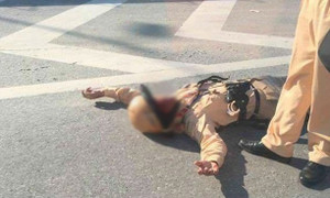 Xe máy vượt đèn đỏ, tông CSGT bất tỉnh ở cầu Thanh Trì