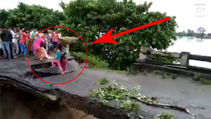 Video: Cố vượt sông khi cầu sắp sập, 2 mẹ con bị lũ dữ cuốn trôi