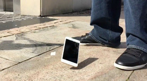 Điện thoại siêu bền, rơi từ máy bay độ cao 305m xuống đất vẫn chạy tốt