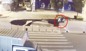 Mải dùng điện thoại, người lái xe máy ngã cắm mặt xuống 'hố tử thần'