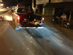 Bị nhóm côn đồ truy đuổi, thanh niên băng qua đường gặp tai nạn