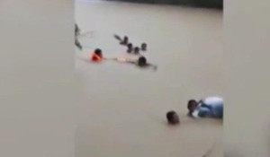 Cầu treo 'rụng' gần hết, trẻ liều lĩnh lội suối sâu đến trường