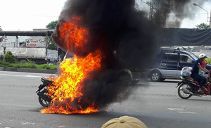 Video: Xe máy bốc cháy ngùn ngụt trên đường phố Bình Dương