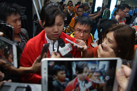 Video: Ánh Viên bị truyền thông vây chặt sau khi phá kỷ lục SEA Games