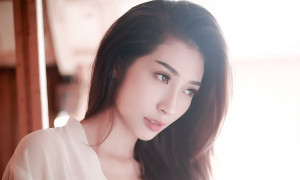 Khổng Tú Quỳnh khoe ảnh 'giường chiếu' cực nóng bỏng