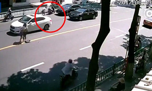 Trung Quốc: Chủ ngã sấp mặt, xe 'điên' tự rồ ga trốn khỏi hiện trường