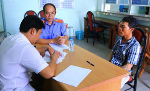 Mâu thuẫn với chủ nhà, khóa cửa, đổ xăng phóng hỏa thiêu cả gia đình