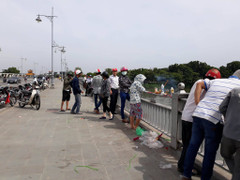 Nam sinh viên vừa nhảy cầu tự tử vừa gọi mẹ kêu cứu