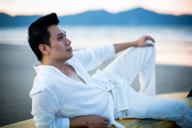 Phan Hải 'Người phán xử' khoe vẻ lãng tử bên bờ biển