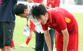 Tột cùng thất vọng, Công Phượng, Xuân Trường cúi đầu xin lỗi khán giả