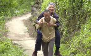 Cảm động con rể tận tụy chăm sóc mẹ vợ 115 tuổi suốt 40 năm