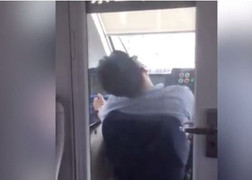 Video: Phát hoảng nhìn lái tàu vừa điều khiển vừa ngủ gà gật trong ca bin