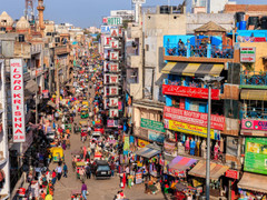 Bỏ mặc thanh niên bị đâm tới chết, người đi đường lấy điện thoại ra quay