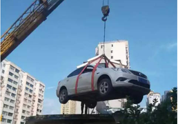 Sự thật vụ dân chung cư cẩu xe đỗ ngang ngược lên nóc nhà