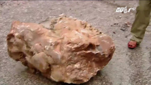 Đá tảng lăn lông lốc xuống đường sau bão ở Hà Giang