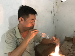 Video: Mục sở thị thổi thủy tinh bằng miệng ra bóng đèn ở Thủ đô