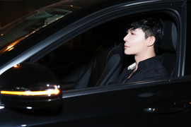 Nathan Lee tự lái xe hơi tiền tỷ đi ra mắt phim