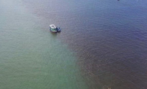 Video: Dải nước lạ màu đỏ đục xuất hiện trên vịnh Hạ Long