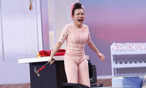 Việt Hương tức giận, đập phá đồ đạc trên sân khấu