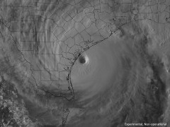 Siêu bão Harvey tăng cường lên cấp 4, hàng nghìn người Mỹ có nguy cơ mất nhà