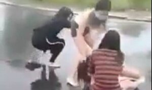 Cô gái trẻ bị nhóm thiếu nữ dùng mũ bào hiểm đánh đập dã man giữa phố