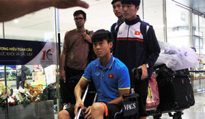 Xuân Trường đẩy xe lăn chở Duy Mạnh, U22 Việt Nam lặng lẽ xuống sân bay