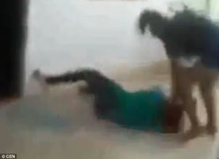 Phát hiện con gái 17 tuổi mang thai, mẹ đánh đập dã man