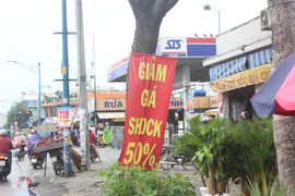 Chưa bán hết hàng, chủ 50 ki-ốt giáp Tân Sơn Nhất xin qua Tết di dời