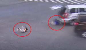 Hai em bé ngã văng khỏi ô tô sau tai nạn khiến người xem thót tim
