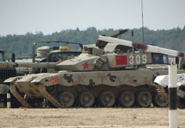 Xe tăng Trung Quốc bị súng máy bắn thủng