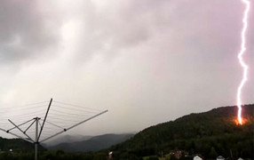 Sét đánh dữ dội như bom nổ, người đàn ông liều lĩnh đứng quay phim