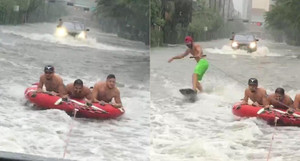 Dân Mỹ rủ nhau ra đường bơi phao, lướt sóng giữa 'siêu bão thập kỷ'