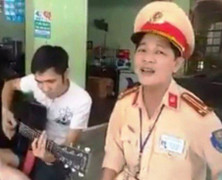 Video: CSGT Nghệ An ngồi hát 'Hà Nội mùa vắng những cơn mưa' cùng tài xế vi phạm