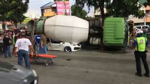 Video: Đau xót ô tô chở cả gia đình bị nghiền nát dưới xe trộn xi măng