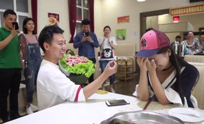 Nhân lễ Thất tịch, chàng trai cầu hôn bạn gái bằng 'bó hoa' thịt bò độc nhất vô nhị