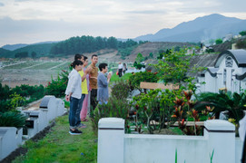 Mùa Vu Lan, con cái đi mua 'nhà âm' biếu bố mẹ