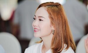 Minh Hằng rạng rỡ trao quà cho các học sinh nghèo vượt khó