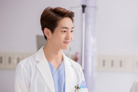 Bị tố quấy rối tình dục, Onew 'Hậu duệ mặt trời' bị buộc ngừng hoạt động