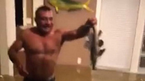 'Siêu bão thập kỷ' đổ bộ, dân Mỹ tay không bắt cá trong nhà