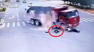 Người đi xe máy thoát chết liên tiếp dưới bánh xe tải