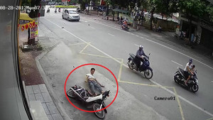 Choáng váng clip xe máy tông ô tô, mài người xuống mặt đường, áo rách tơi tả
