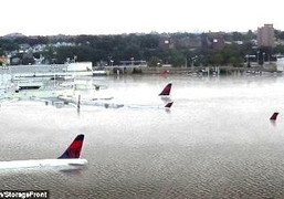 Xôn xao bức ảnh sốc: Hàng loạt máy bay chìm nghỉm trong biển nước sau siêu bão Harley