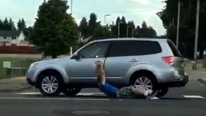 Video: Bi hài trộm xe bất thành bị kéo lê mất quần