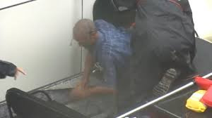 Video: Nữ phóng viên cứu tài xế mắc kẹt trong xe tải ngập nước lũ