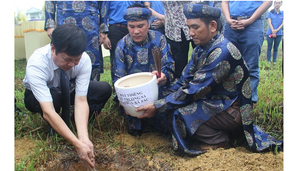 Đưa đất thiêng Trường Sa vượt Biển Đông về đàn Xã Tắc