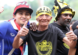 CĐV Malaysia, Thái Lan thân thiện trước giờ quyết đấu