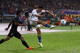 Video: Thủ môn U22 Malaysia đấm bóng phản lưới nhà