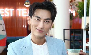 Isaac 'đổi nghề' đi bán trà sữa Thái Lan