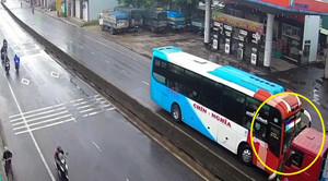 Clip: Xe tải đâm trực diện xe khách chạy ngược chiều ở Quảng Ngãi