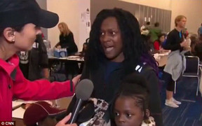 Mệt mỏi vì siêu bão, bà mẹ 2 con mắng phóng viên té tát ngay trên sóng trực tiếp